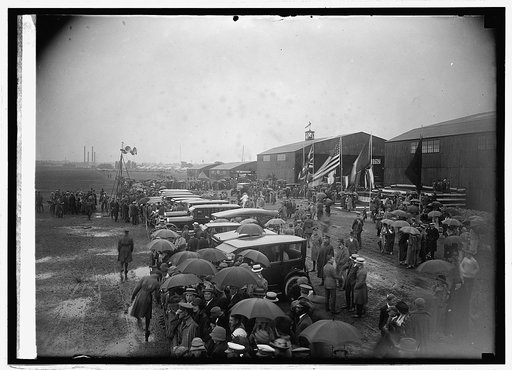 Awaiting arrival of world flight flyers at Bowling [i.e., Bolling] Field, [Washington, D.C., 9/9/24
