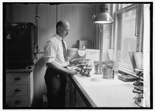 L.H. Bailey of Bu. of Ag. making cocoa bread, 8/20/24