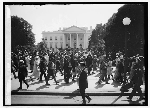 Crowd at White House, [Washington, D.C.], to see Prince of Wales, 8/30/24