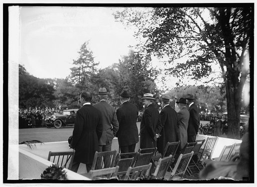 Coolidge and members of Cabinet waiting to greet Wash. b ball team, [10/1/24