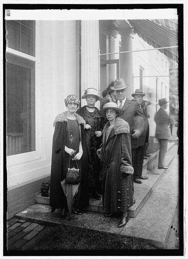 Ms. H.P. Kelly, Miss Gertrude Oliver, Mrs. Joseph Oliver, E.W. Bradford at White House, [Washington, D.C.], 9/22/24