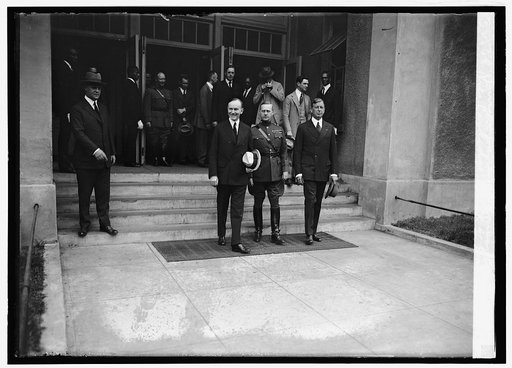 Pres. Coolidge, Gen. R.G. Davis & Dwight Davis at bonus bar, [9/27/24