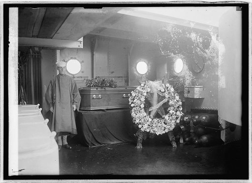Arrival of body of Maj. R.W. Imbrie at Wash. Navy Yard, [9/29/24