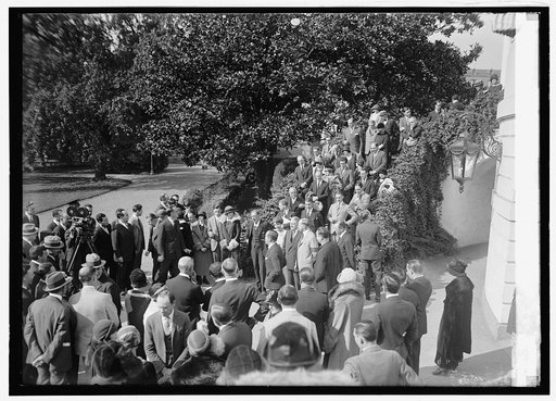 Al Jolson & gang at White [House, Washington, D.C.], [10/24
