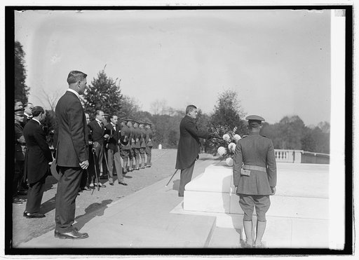 Gen. P.E. Calles at tomb of [Unknown] soldier, [11/24