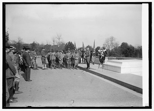 Boy Scouts with Gen. L.M. Brett at tomb of Unknown soldier, [Arlington, Va.], 11/8/24