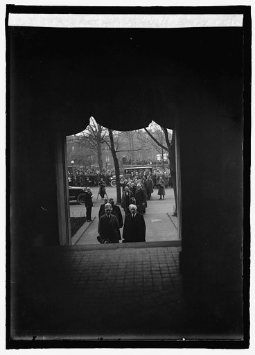 Body of Sam Gompers being taken into A.F. of L. bldg., 12/16/24