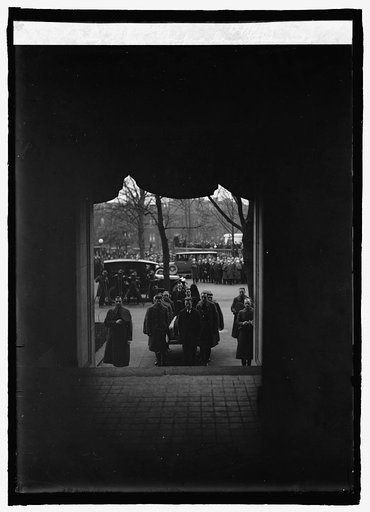 Body of Sam Gompers being taken into A.F. of L. bldg., 12/16/24