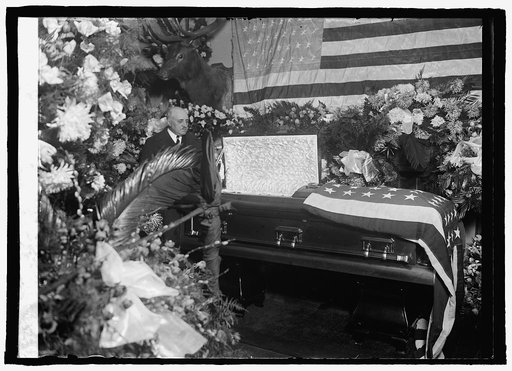 Body of Sam Gompers lying in state at A.F. of L. bldg. (F.J. Henning), 12/16/24