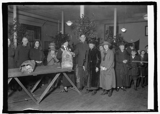 Mrs. Coolidge giving out 1st Xmas bag for Salvation Army, [12/24/24