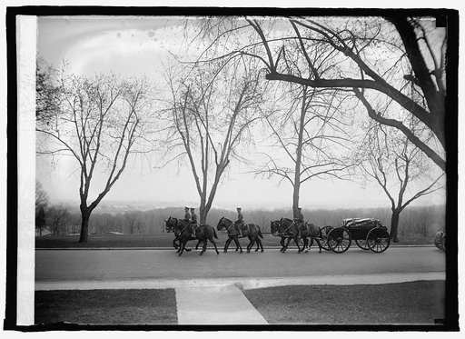Body of Admiral Dewey passing thru Fort Meyer, [Va.], 3/28/25
