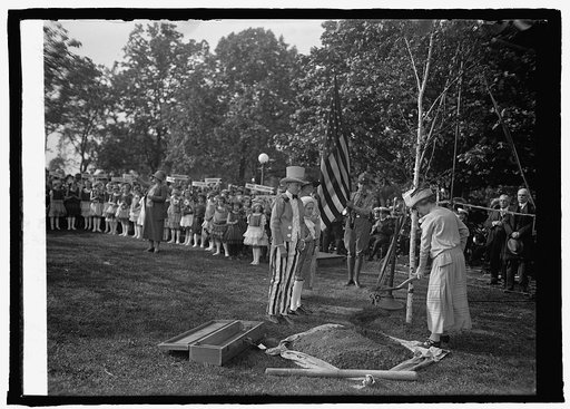 Planting birch tree at Capitol, [Washington, D.C.], Dist. Fed. of Women's Clubs, [5/9/25
