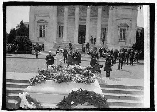 Pres. & Mrs. Coolidge at Arlington, [Va.], Memorial Day, [5/30/25