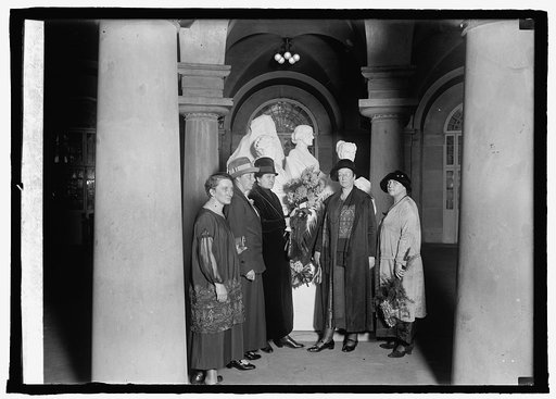 Women delegates to Int. Union decorate suffrage leaders statues at Capitol, [Washington, D.C.] 10/5/25
