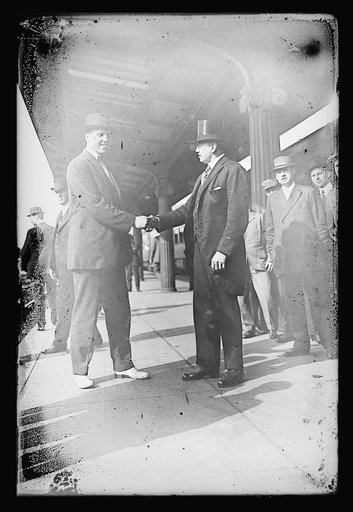Jesse Willard arriving in Wash. D.C. (1915?)