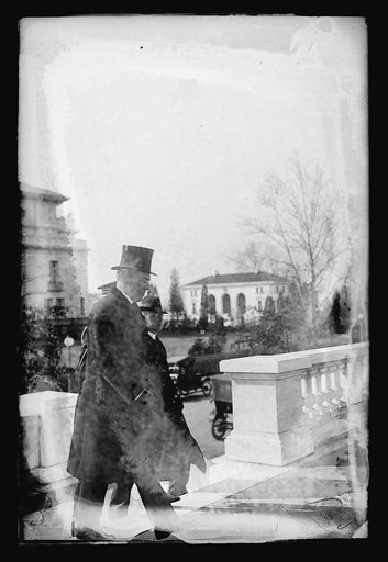 Pres. Wilson entering D.A.R. bldg., 3?/22/1915