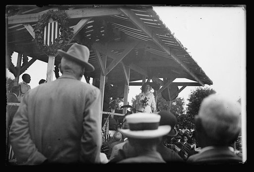 Mrs. Daisy McLean Stevens, unveiling of Confederate monument, Arlington Cemetery, Va., June 4, 1914