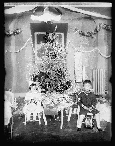 Koo children, Christmas tree, [1919