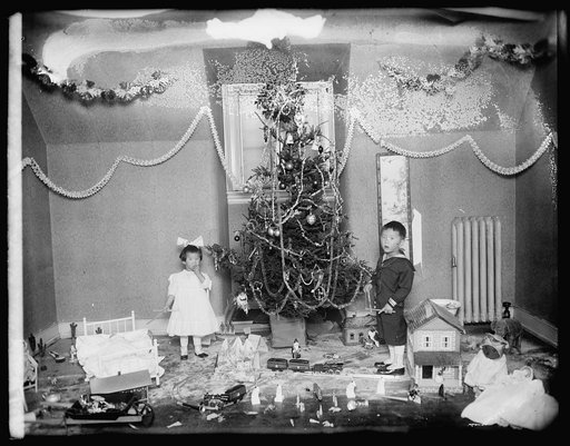 Koo children, Christmas tree, [1919