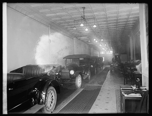 Lanza Motors Co., interior