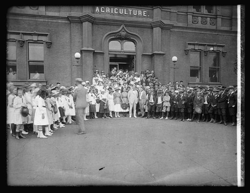 Secty. Meredith & women of Boys & Girls Club of Md., 1920