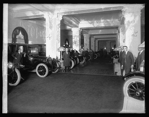 Closed car salon, 1920