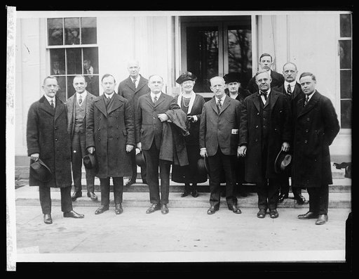 Wilworth & group at White House, [Washington, D.C.], 4/3/23 [i.e., 22?