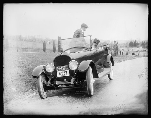 Man and Woman in automobile with DC and Maryland plates], 1919