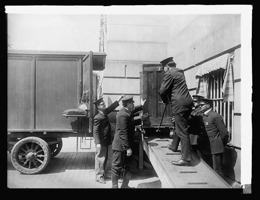 Treas. Dept. van delievering money to Treasury, [Washington, D.C., 1914