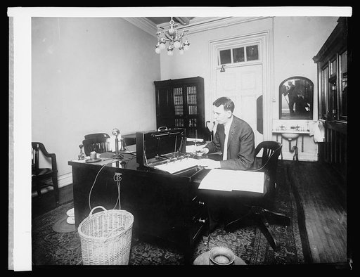 Treasury, Ofc. of [.] clerk, sineograph signs 10 checks at once, [1914