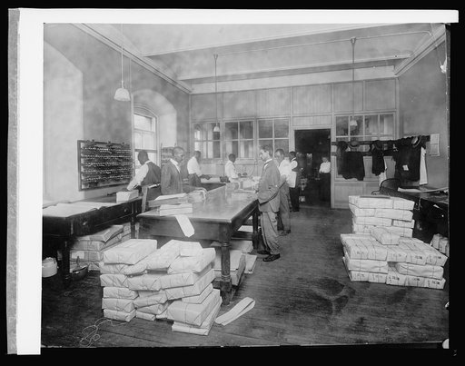 Internal Rev. Dept. Packing Internal Revenue stamps. [...]1,000,000 packed daily, [1914