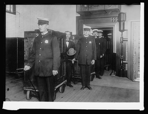 Bureau Ptg. & Eng. Transfer of money from Treasuers vault in Bureau en route to Treasury building, [1914