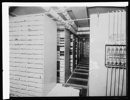 Treasury Dept. Ofc. Comptroller of Currency, Reserve vault #14 for storage of reserve notes. In vault when picture was made, $535,000,000, [1914