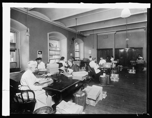 Treasury Dept. Internal Revenue Bureau, counting Internal Revenue stamps, [1914