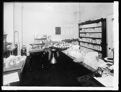 Treasury Dept. Division of Customs, Supervising tea examiner, engaged in testing tea, [1914
