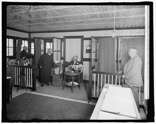 De Lux election building and voting booth, Lanham, Md., [11/4/24