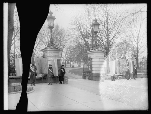 Suffragette pickets at White House, [Washington, D.C.], January 1917