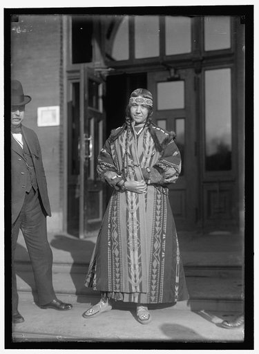 INDIANS, AMERICAN. INDIAN WOMEN