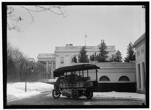 WHITE HOUSE. EXPRESS TRUCK IN FRONT