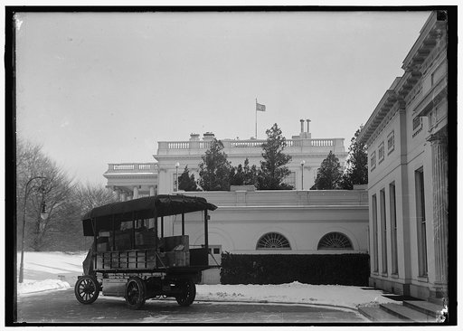 WHITE HOUSE. TRUCK OUTSIDE