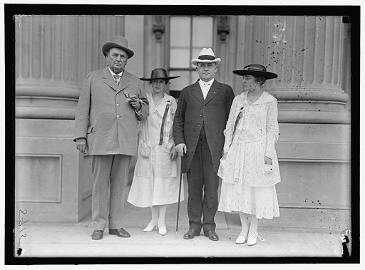 BANKHEAD, JOHN HOLLIS. REP. FROM ALABAMA, 1887-1907; SENATOR, 1907-1920. AT CONFEDERATE REUNION, D.C. WITH GRAND-DAUGHTERS, TALLULAH, LEFT, AND EUGENIA, RIGHT