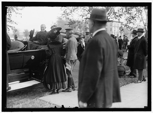 Woodrow Wilson and wife (Edith Bolling Wilson) in back seat of automobile