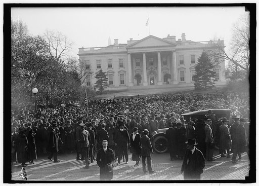 Crowd outside White House