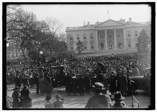 Crowd outside White House