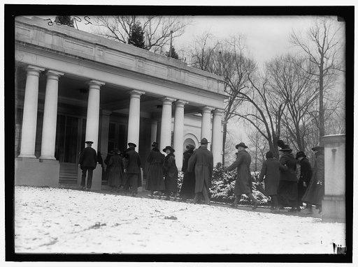 Soldiers & sailors at east entrance to White House, Washington, D.C.