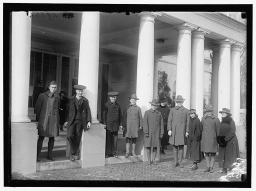 Soldiers & sailors at east entrance to White House, Washington, D.C.