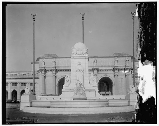 COLUMBUS MEMORIAL, WITH FRONT OF UNION STATION