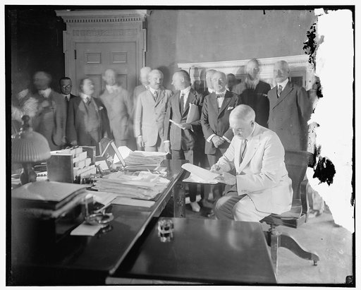 Pres. Harding signing the Edge-Ansorge Resolution for the development of the New York Port along lines proposed by the joint commission of N.Y. and N.J. in the treaty entered into by the two states on April 30, 1921. The treaty looks to general relief from congestion the harbor and was endorsed by t