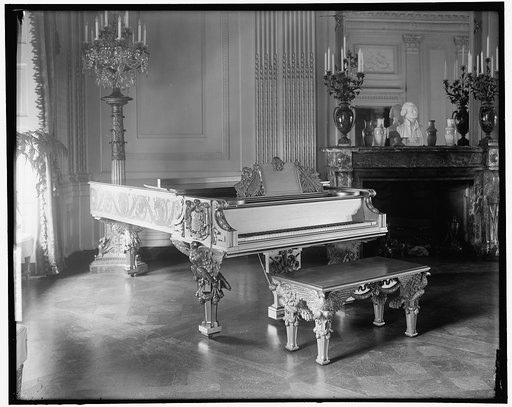 White House (gold piano)
