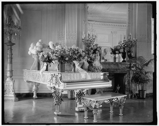 WHITE HOUSE. PIANO